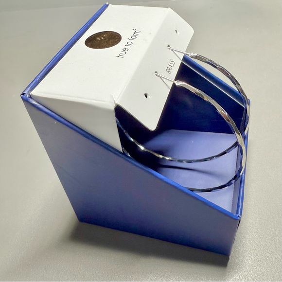 🎁 True to Form 2.5” Faceted Silver Hoop Earrings Hingeback Closure NWT in Box - Picture 4 of 8